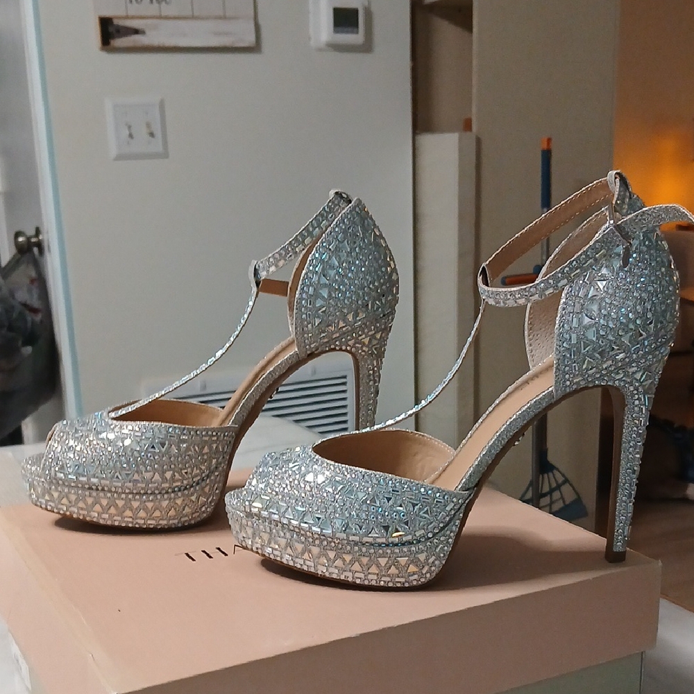 Thalia Sodi Shimmering Silver Heels. Style Chace - Picture 4 of 4